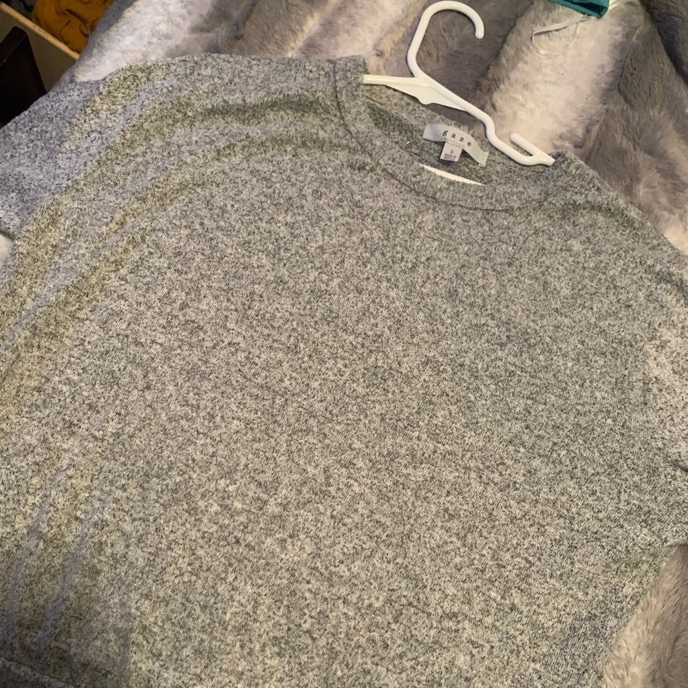 Crop grey shirt with sleeves